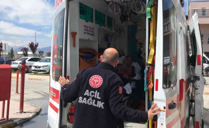 Erzincan’ın Refahiye ilçesinde geceden ateş yakarak közünü arabanın içine alıp