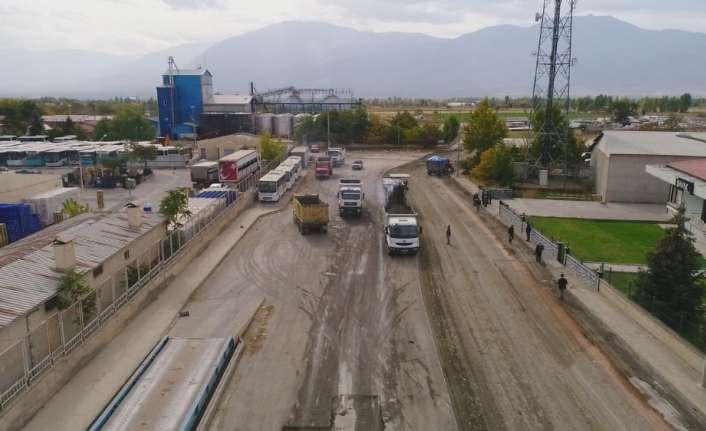 ERZİNCAN BELEDİYESİ FEN İŞLERİ MÜDÜRLÜĞÜ EKİPLERİ ASFALT ÇALIŞMALARINA DEVAM EDİYOR