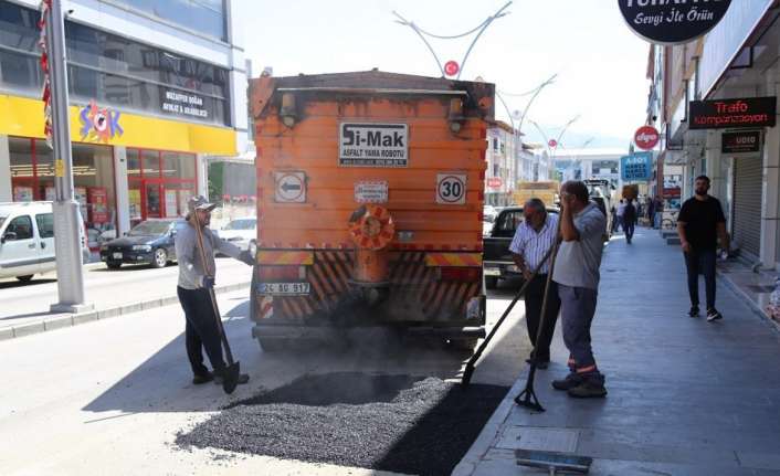 Erzincan’da Fen İşleri Müdürlüğü ekipleri tarafından şehir genelinde sürdürülen asfalt