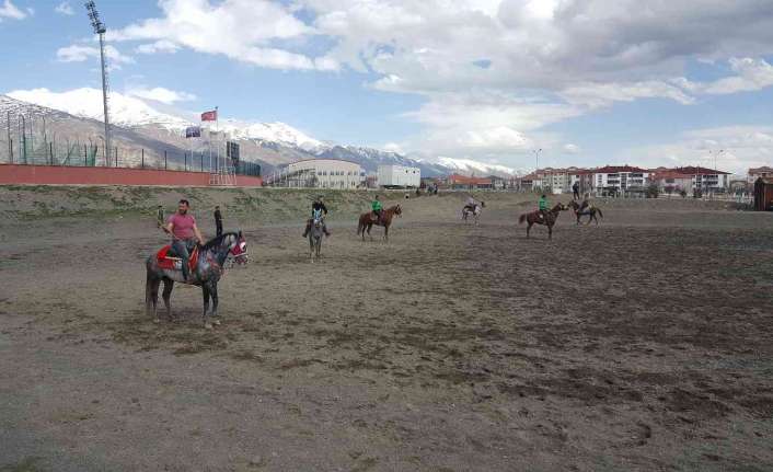 Erzincan’da atlı spor kulüplerince düzenlenen müsabakalarla ata sporu cirit yaşatılıyor.
