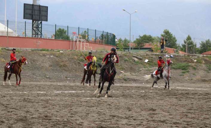 Erzincan’da atlı spor kulüplerince düzenlenen müsabakalarla ata sporu cirit yaşatılıyor.