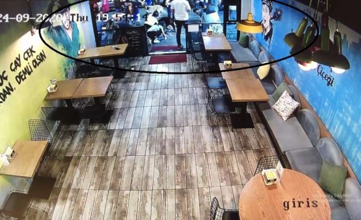Kafede oturan bir kişi çantada ki paraları havadan yere saçtı,