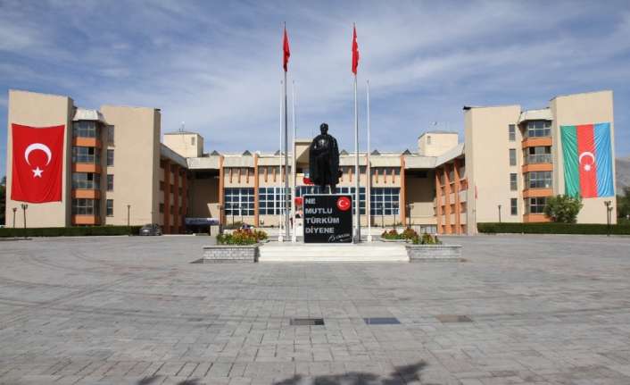 Erzincan’da belediye hoparlörlerinden Ermenistan saldırılarına uğrayan Azerbaycan’a destek için "Çırpınırdı