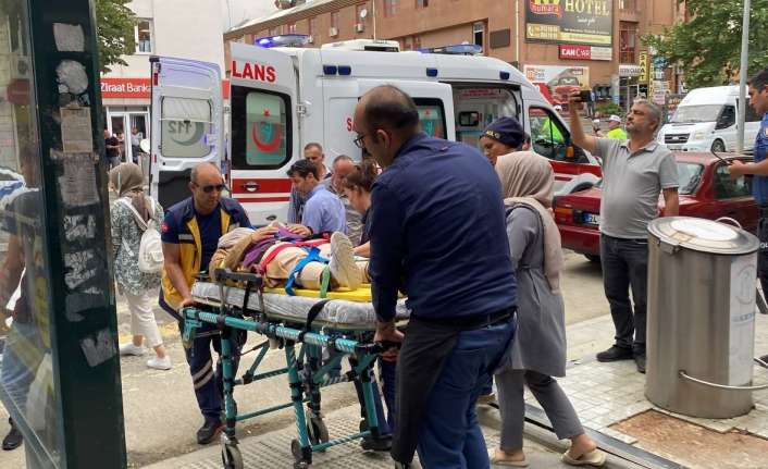 Erzincan’da kısa süreli görülen fırtınada bir binanın çatısından düşen parça,