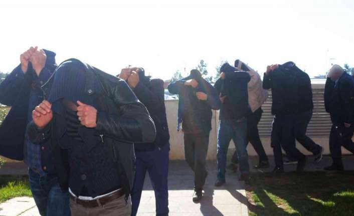 Erzincan’da bugün gerçekleşen ehliyet sınavında sahte belgelerle başkalarının yerine sınava
