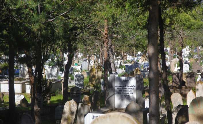 Erzincan’da Ramazan Bayramı’nın ilk günü ziyaretçi yoğunluğu oluşan Terzibaba Mezarlığı