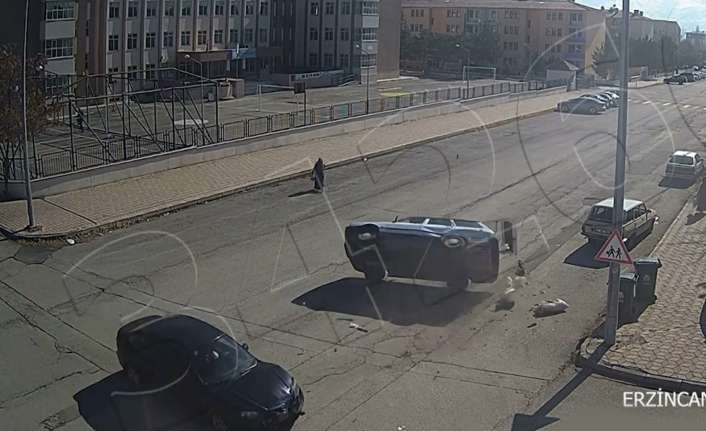 Erzincan’da iki otomobilin çarpışması sonucu meydana gelen trafik kazasında takla