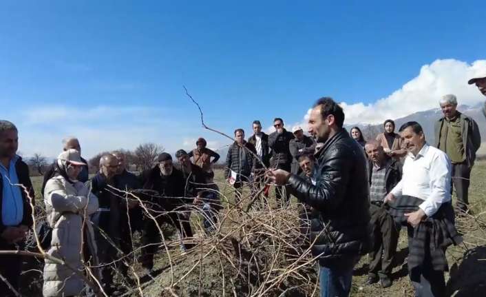 ERZİNCAN’DA ÇİFTÇİLERE TARLA OKULU EĞİTİMİ VERİLDİ
