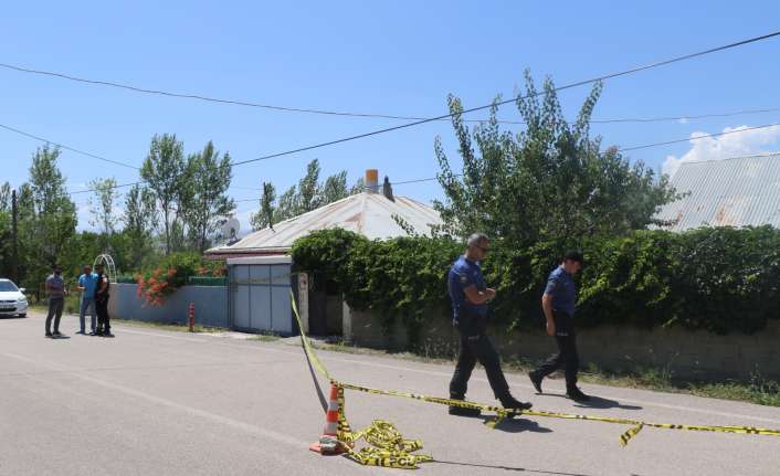 Erzincan’da emekli ve 4 çocuk babası evinin bahçesinde kafasına kürekle