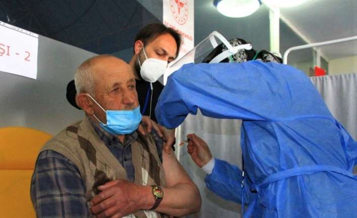 Erzincan İl Sağlık Müdürü Doç. Dr. Erkan Hirik, cuma namazı