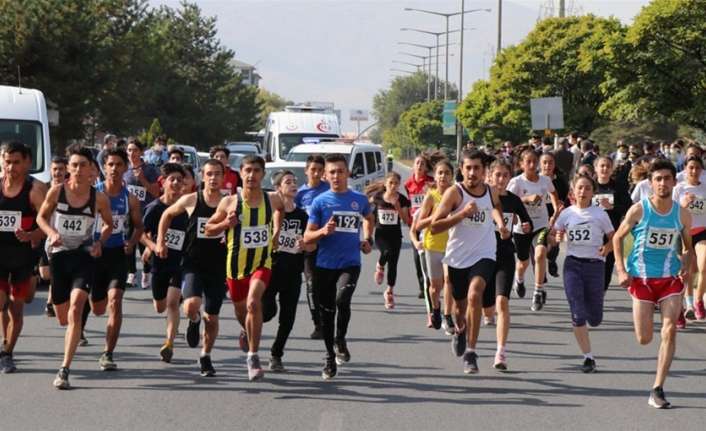 TÜRKİYE CUMHURİYETİ'NİN KURULUŞUNUN 97. YILDÖNÜMÜ ETKİNLİKLERİ KAPSAMINDA ERZİNCAN’DA CUMHURİYET KOŞUSU