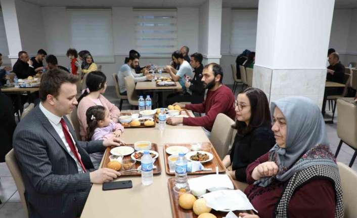 ERZİNCAN’DA DEPREMZEDELERE İFTAR PROGRAMI DÜZENLENDİ