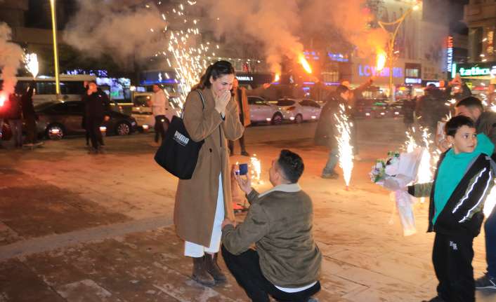 Erzincan’da dev ekran karşısında sürpriz evlilik teklifi