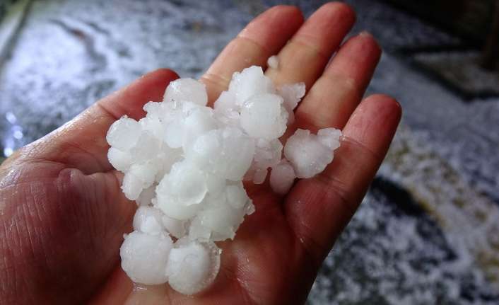 Erzincan’da öğle saatlerinde yağmur şeklinde başlayan yağışlar daha sonra etkisini