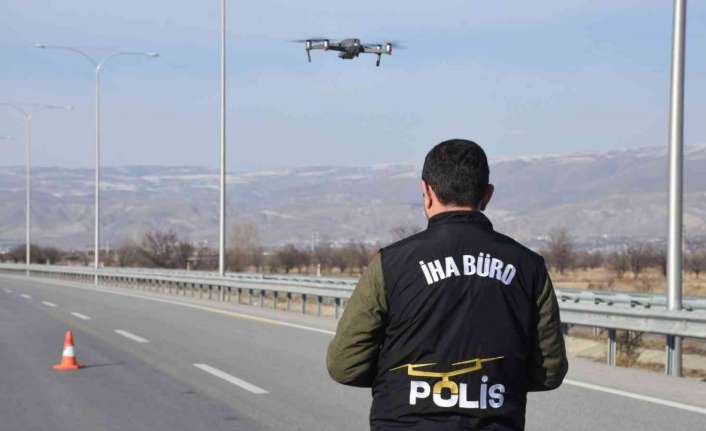 Erzincan’da polis ekiplerince drone destekli trafik denetimi gerçekleştirildi.