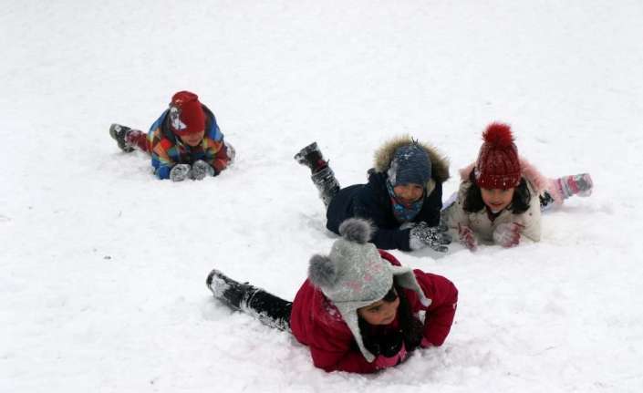 Erzincan’da kar yağışı dolayısıyla okullar 1 gün tatil edildi.