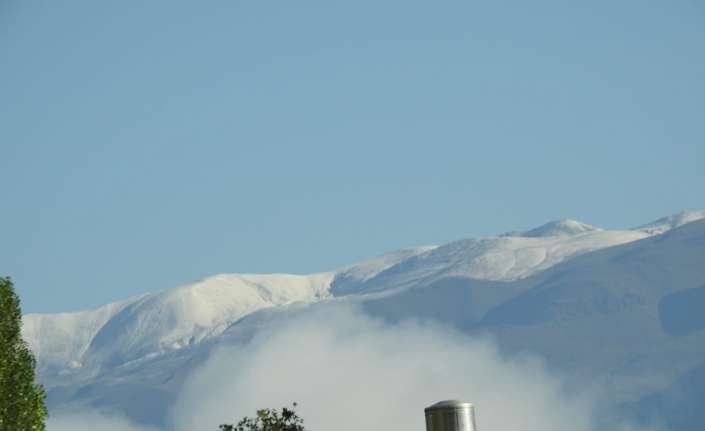 Erzincan’da 3 bin 549 rakımlı Esence Dağı’nın Keşiş Tepesi zirvelerine