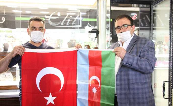 Erzincan’da Gönüllü Gençler Derneği tarafından esnaf ve vatandaşlara, Azerbaycan’a destek