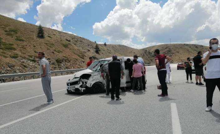 Erzincan’da bir otomobilin takla atması sonucu meydana gelen trafik kazasında