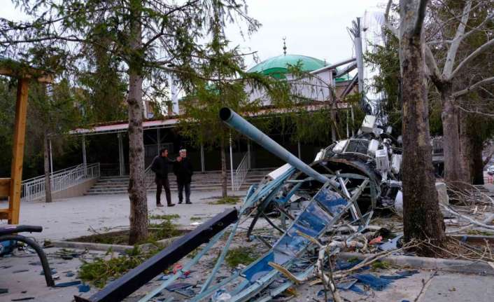 ERZİNCAN’DA FIRTINA MİNAREYİ DEVİRDİ, ÇATILARI UÇURDU