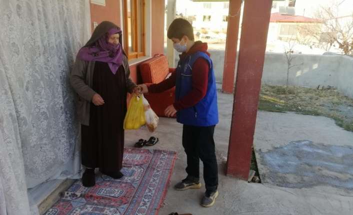 Erzincan’da gençler sokağa çıkma kısıtlaması olan 65 yaş ve üzeri