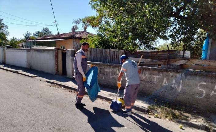 Erzincan Belediyesi kent genelinde mahallelerin temizlik çalışmalarına devam ediyor.