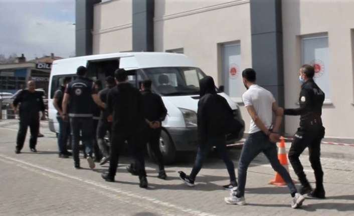 Erzincan polisinin takibi sonucu Erzurum’da yakalanan 7 göçmen kaçakçısı gözaltına
