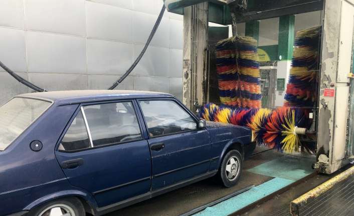 Erzincan’da akşam saatlerinde kısa süreli görülen yağmur çamur şeklinde etkili