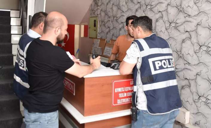 Erzincan’da polis ekipleri tarafından günübirlik kiralanan evlere yönelik denetim gerçekleştirildi.