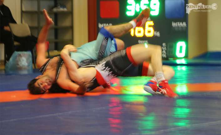 Erzincan’da büyükler kategorisinde grekoromen stil il güreş seçmeleri başladı. 10