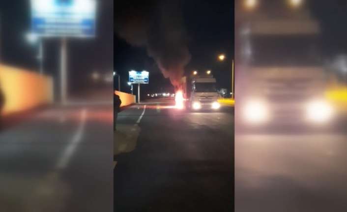 Erzincan-Sivas kara yolunda seyir halindeki pancar yüklü tır, Sakaltutan mevkiinden