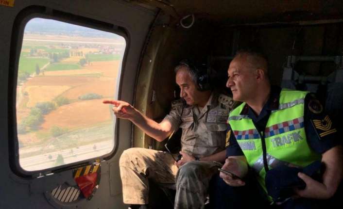 Erzincan’da İl Jandarma Komutanlığı ekipleri, Kurban Bayramı’nda helikopterle trafik denetimi