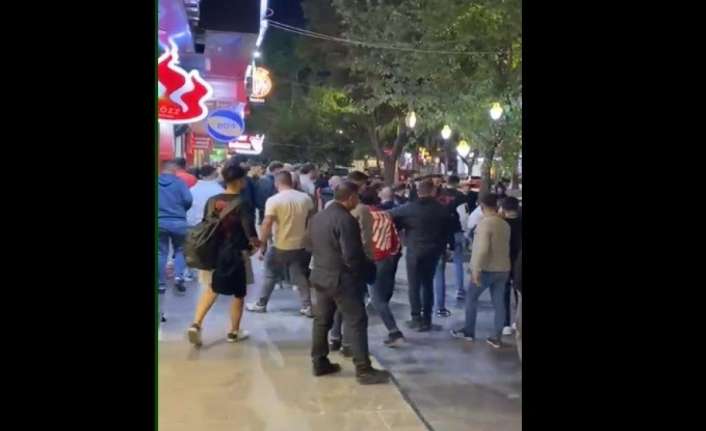 Erzincan kent merkezinde iki genç grubunun tekme tokatlı kavgası cep