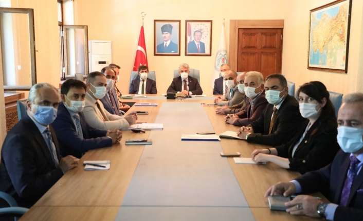 Erzincan’da İl Pandemi Kurulu Vali Mehmet Makas başkanlığında toplandı.
