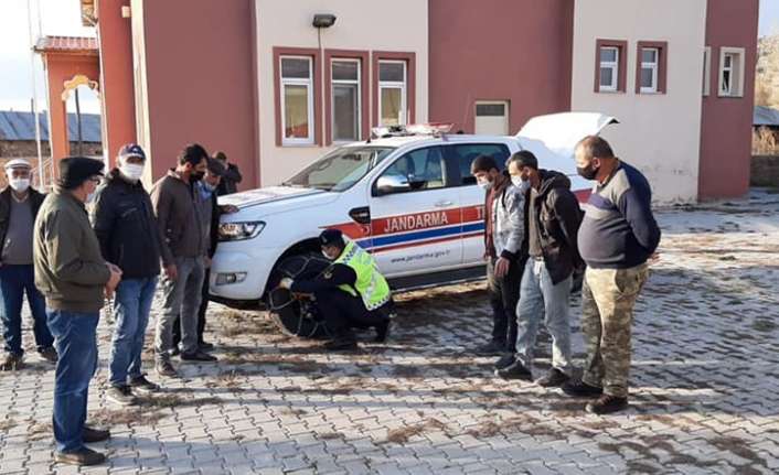 Erzincan İl Jandarma Komutanlığı trafik ekipleri, vatandaşların can ve mal