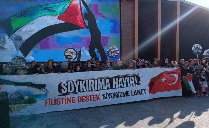 Erzincan’da Cumhuriyet Meydan’ında toplanan kadın sivil toplum kuruluşları İsrail’in Gazze