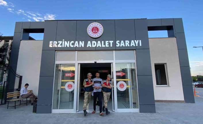 Erzincan’da komşusu olan yaşlı kadını öldürdüğü iddia edilen zanlı tutuklandı.