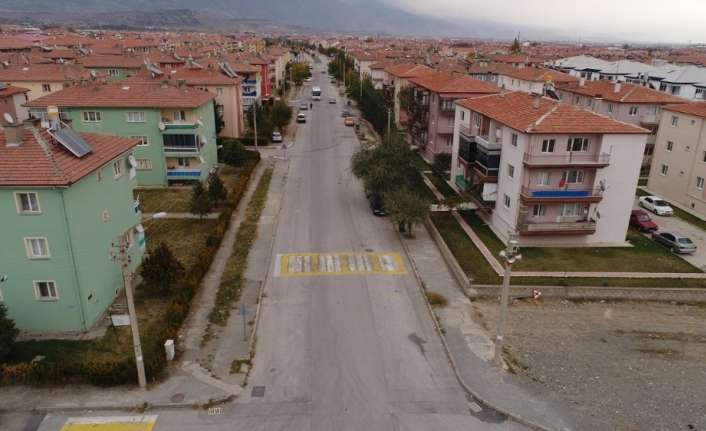 Erzincan Belediyesi Fen İşleri Müdürlüğü ekipleri kaldırım olmayan sokaklarda ve
