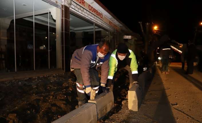 Erzincan’da belediye ekiplerince kaldırımların bakım onarım çalışmaları devam ediyor.