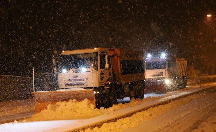 Erzincan Belediyesi Fen İşleri Müdürlüğü ekipleri, gece saatlerinde kar yağışının