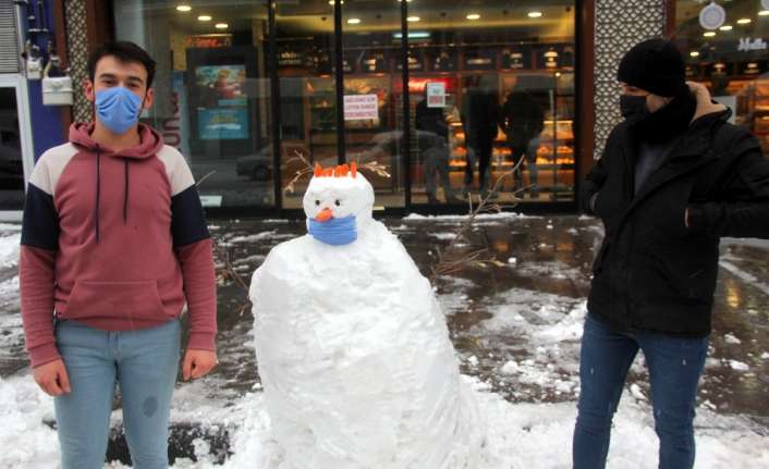 Erzincan’da sabah saatlerinde etkili olan yoğun kar yağışının ardından kentte