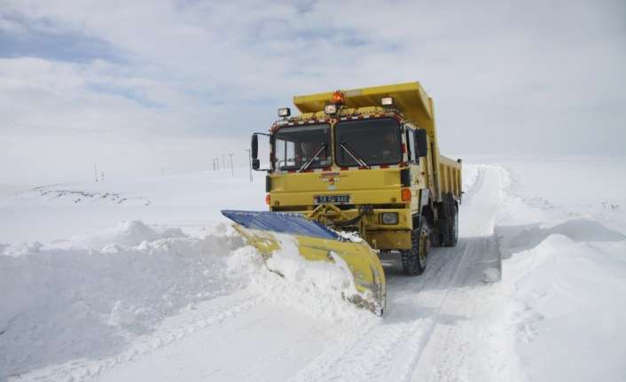 Erzincan’ın yüksek kesimlerinde etkili olan kar ve tipi dolayısıyla kapanan