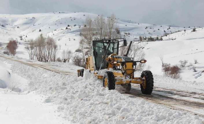 Kar ve tipinin etkili olduğu Erzincan’da 150 köy yolu ulaşıma