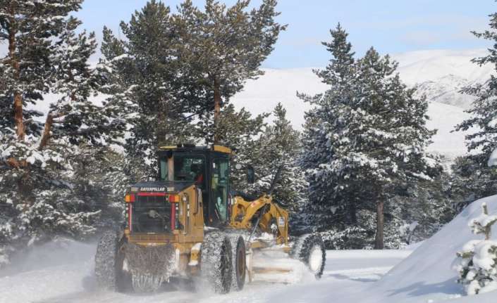 Erzincan’ın şehir merkezinde ve yüksek kesimlerinde etkili olan kar ve