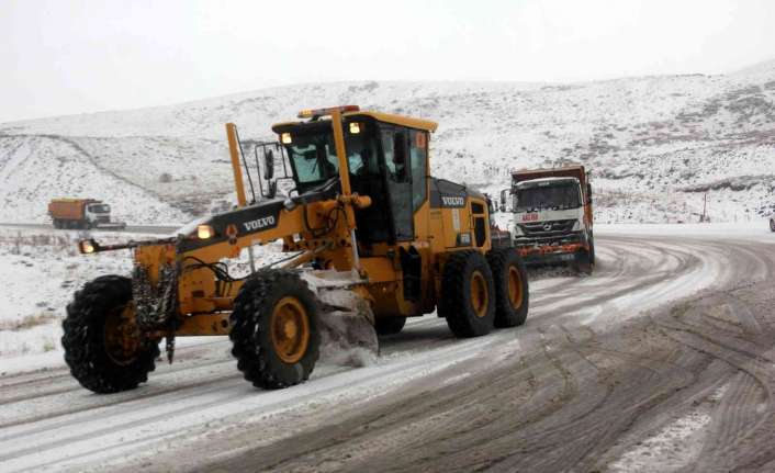Erzincan’da kar ve tipi dolayısıyla 339 köy yolu ulaşıma kapandı.