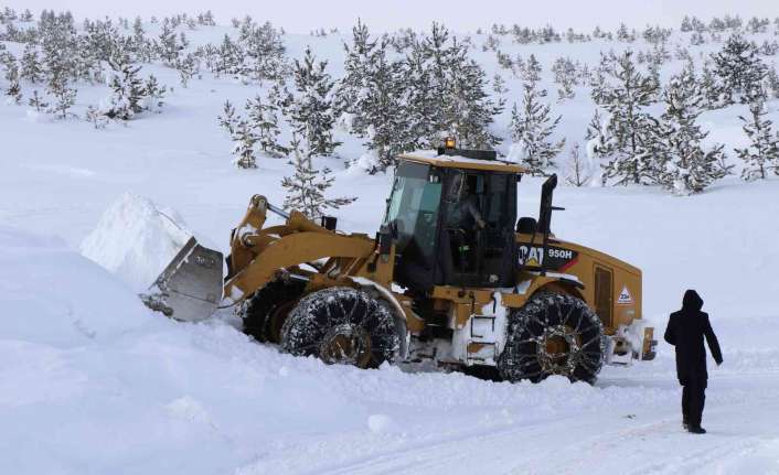 Erzincan’da etkili olan kar ve tipinin ardından kapalı bulunan 63