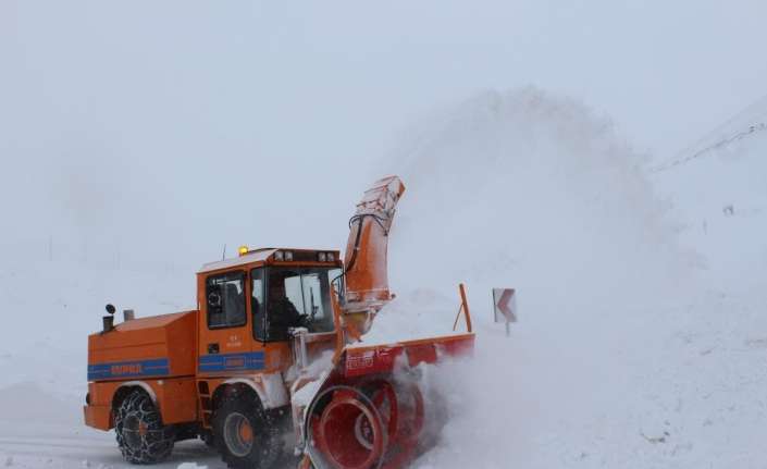 Erzincan’ın yüksek kesimlerinde etkili olan kar ve tipi dolayısıyla 55