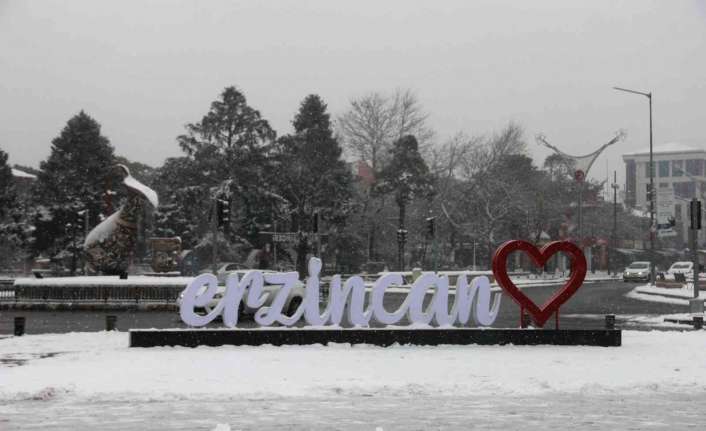 ERZİNCAN (İHA) – Erzincan’da sabah saatlerinde etkili olan kar yağışı