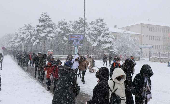 YOĞUN KAR YAĞIŞI DOLAYISIYLA ERZİNCAN'DA TAŞIMALI EĞİTİME 1 GÜN SÜRELİ