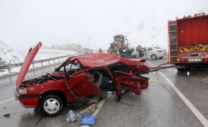 Erzincan’ın yüksek kesimlerinde etkili olan kar yağışı trafik kazalarını da